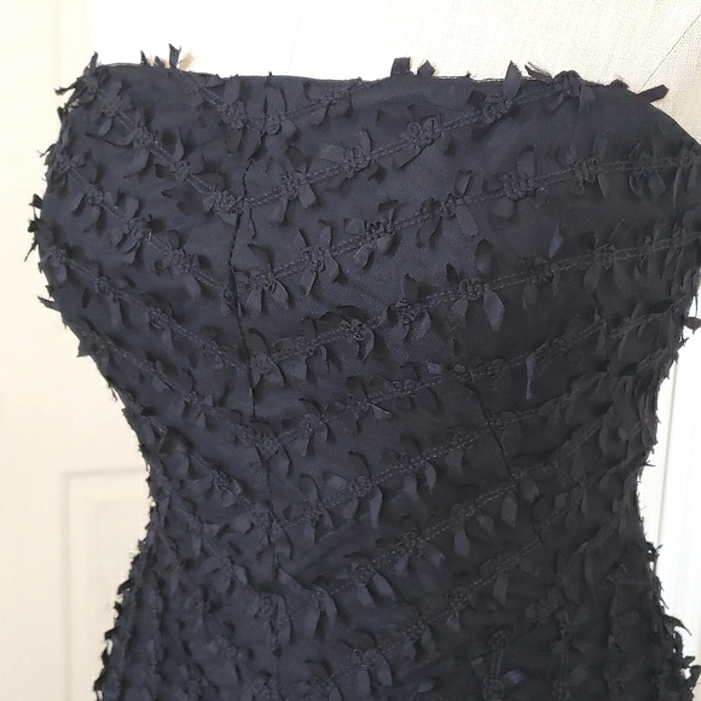 WHBM Black Strapless Dress • Textured Ribbon‑Bow Mesh • Fit & Flare • Size 6 - Picture 7 of 16